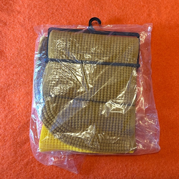 Marni and Uniqlo mustard yellow touch of wool popcorn knitted hooded scarf NWT - Picture 3 of 6